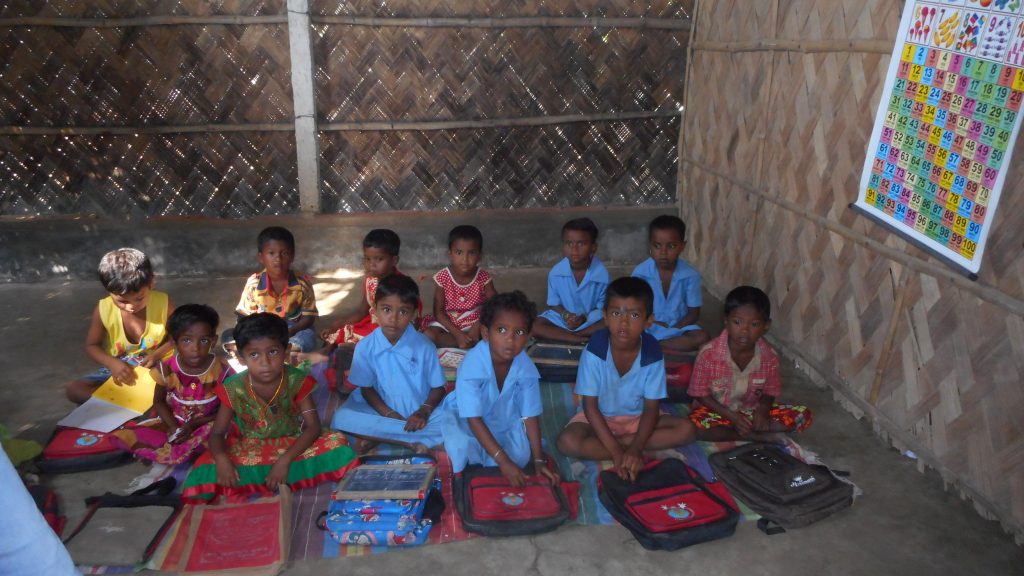Donación de prendas durante la recogida de ropa solidaria en el norte organizada por Mariola Solidaria