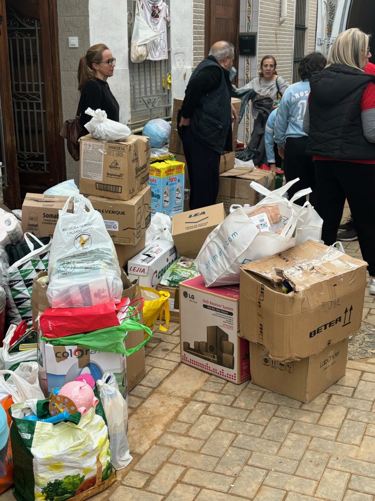 Campaña de recogida de ropa solidaria en el norte de España con participación ciudadana