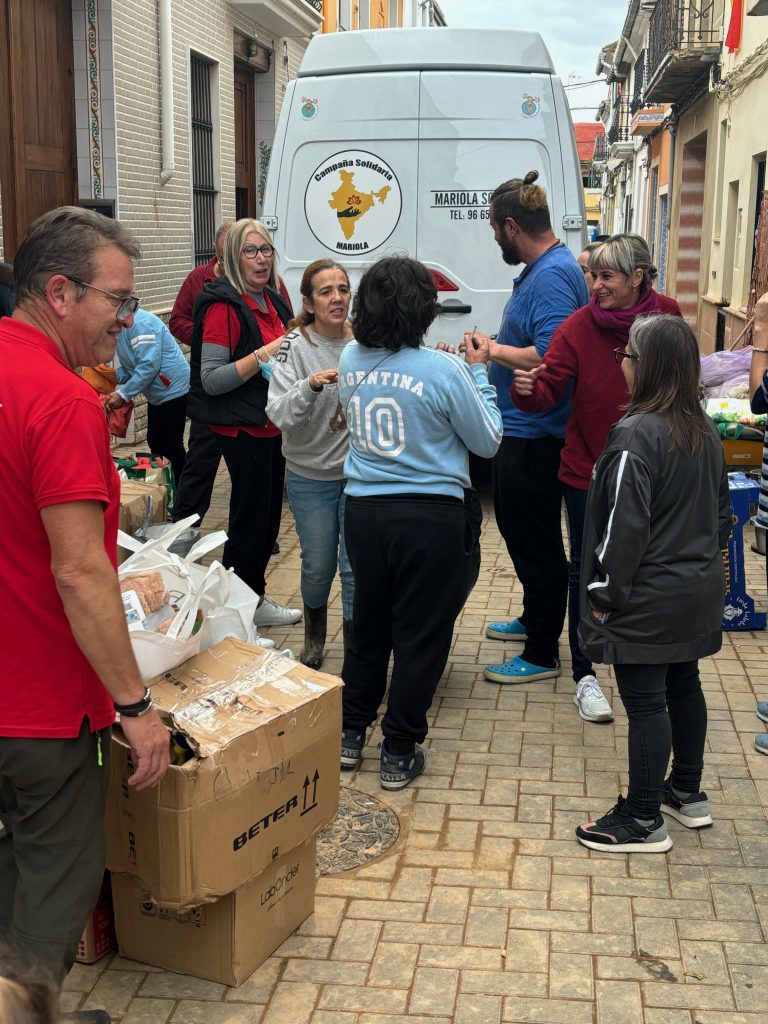 Bolsas de ropa preparadas para iniciar el proceso para donar ropa en una campaña solidaria