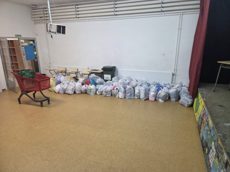 Recogida de ropa solidaria en el norte organizada por Mariola Solidaria en centros educativos