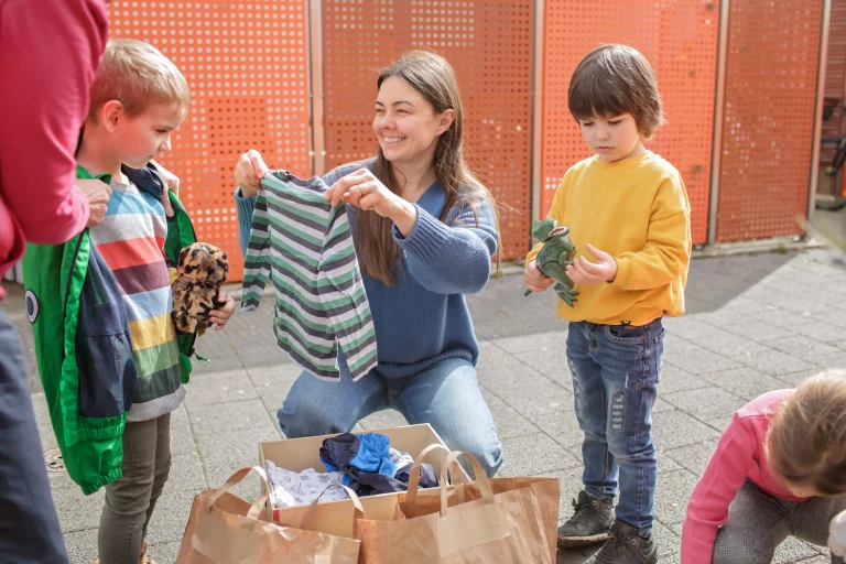Ropa usada donada siendo clasificada para su reutilización y reciclaje tras una campaña solidaria