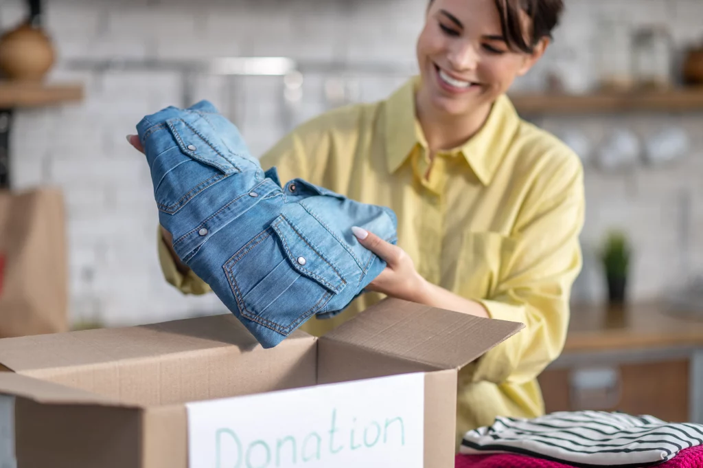 Proceso de gestión de ropa usada donada en una campaña de recogida solidaria