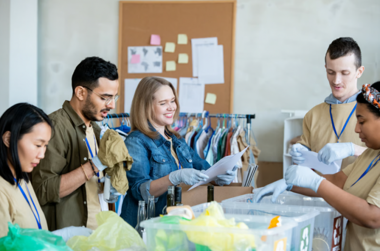 Persona entregando bolsas para donar ropa usada en una campaña solidaria de Mariola Solidaria