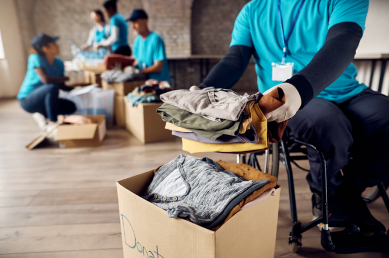 Campaña solidaria para donar ropa en la vuelta al cole en centros educativos