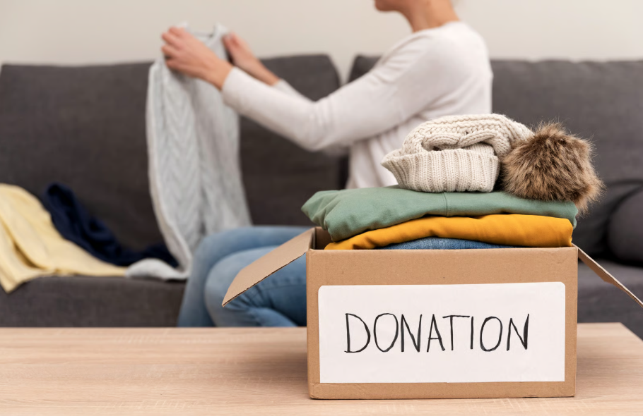 Bolsas preparadas para donar ropa en la vuelta al cole durante una campaña de Mariola Solidaria