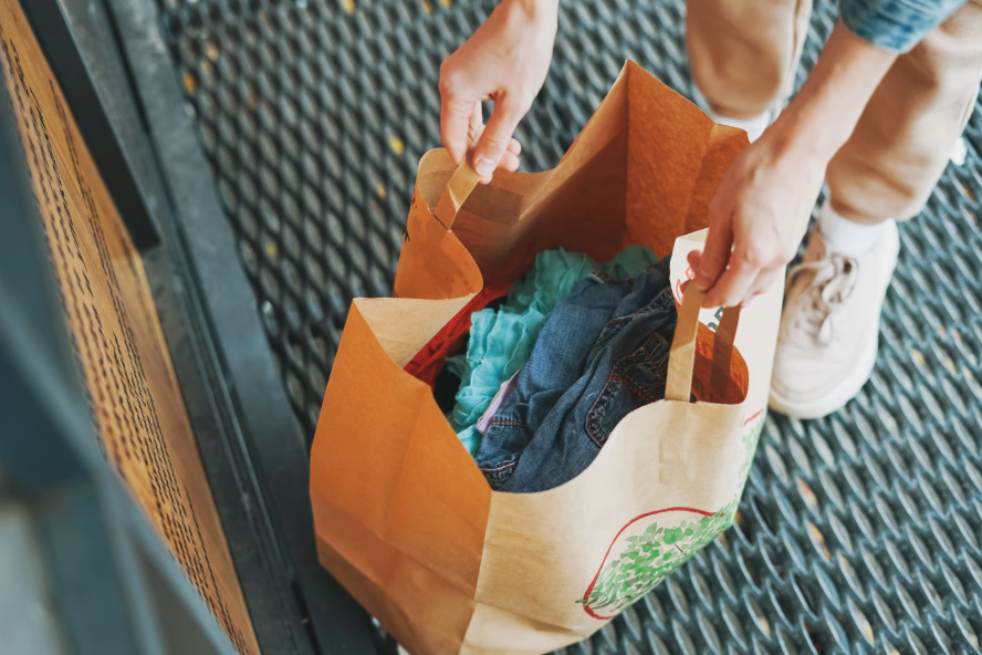 Alumnos y familias participando en una campaña para donar ropa en la vuelta al cole