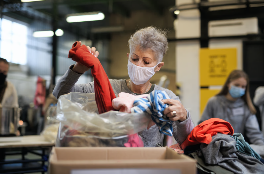 Bolsas preparadas para donar ropa de mis hijos en una campaña de recogida de Mariola Solidaria