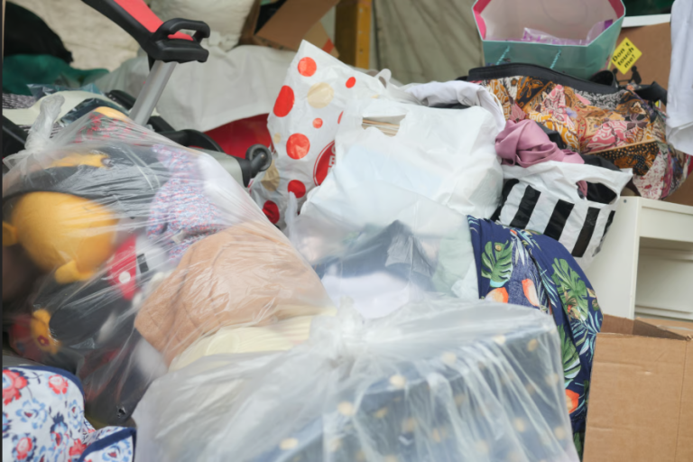 Familia preparando prendas para donar ropa de mis hijos durante la vuelta al cole